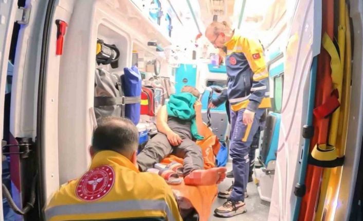 Arkadaşların bıçaklı kavgası kanlı bitti: 1 yaralı