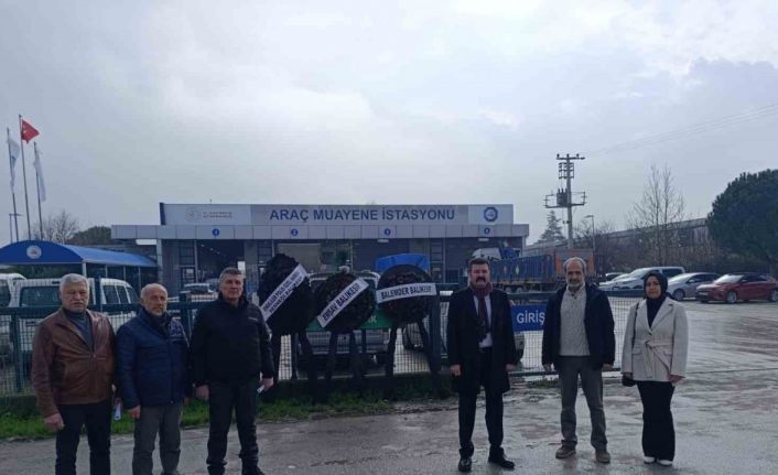 Balıkesir’de TÜVTÜRK önünde siyah çelenkli protesto