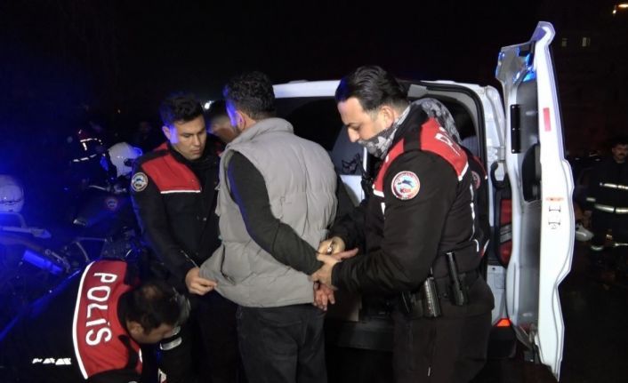 Benzin dökerek hem kendinin hem de kız arkadaşının aracını yaktı