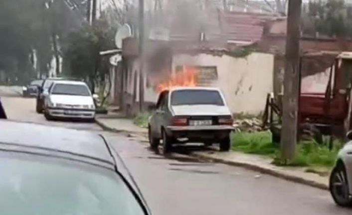 Bursa’da park halindeki otomobil alevlere teslim oldu