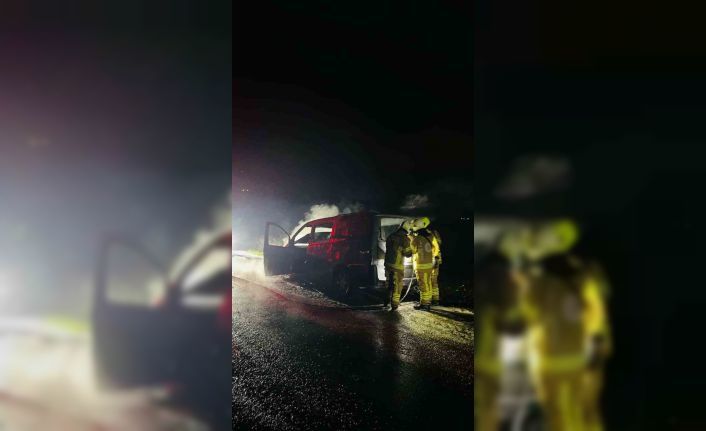 Bursa’da seyir halindeki araç alevlere teslim oldu