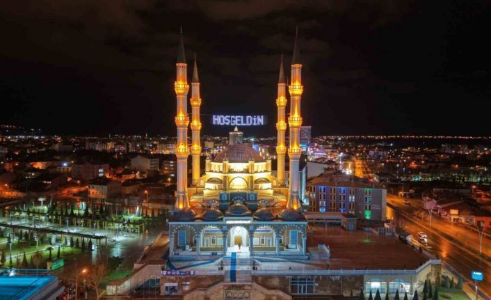 Çorum’da vatandaşlar ilk teravih için Akşemseddin Camii’ne akın etti