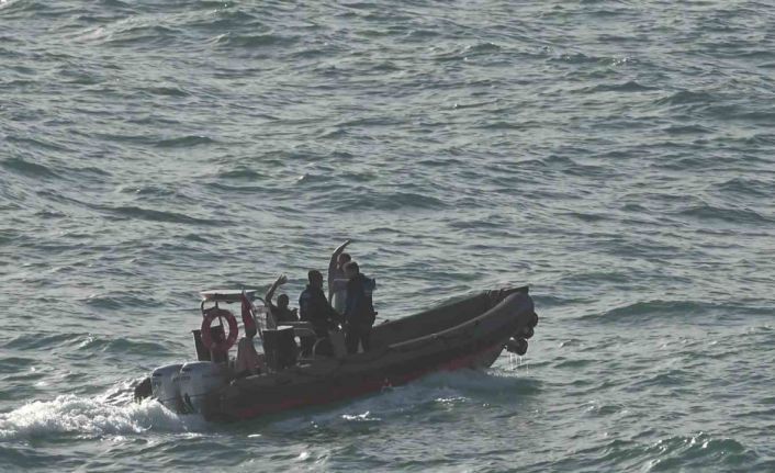 Dalgalarla boğuşan 2 kişiyi deniz polisi kurtardı