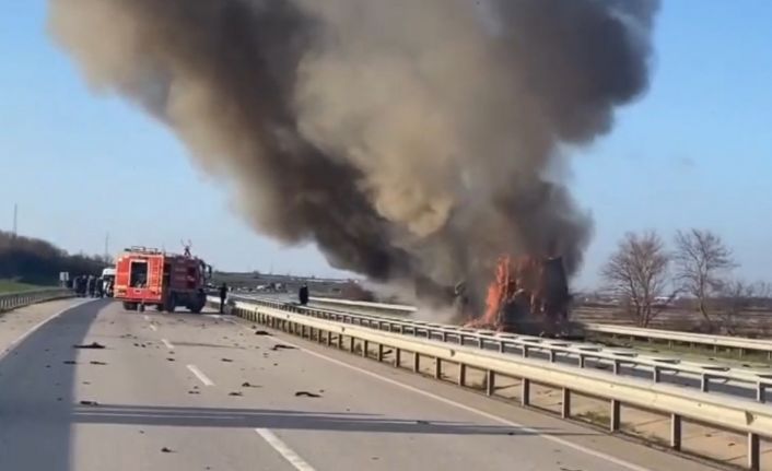 Edirne’de domates yüklü tır alev alev yandı