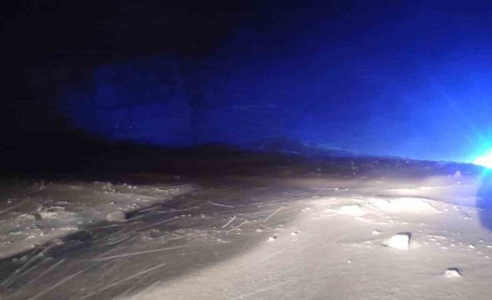 Eğribel Tüneli girişinde çığ düştü: Yol ulaşıma kapandı