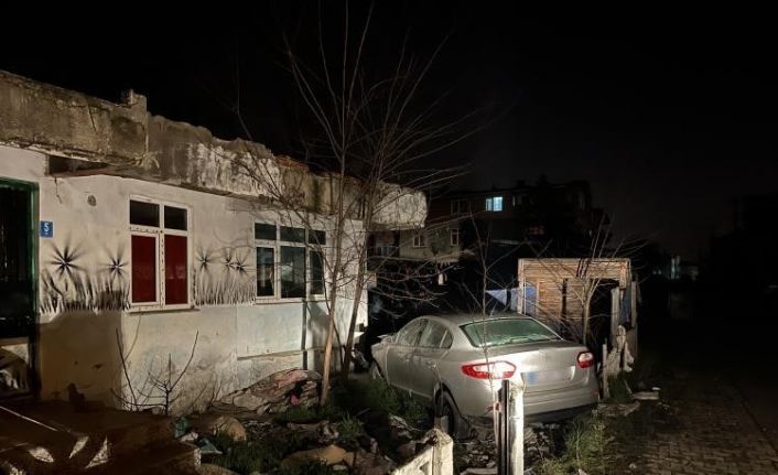 Ergene’de otomobil evin bahçesine daldı