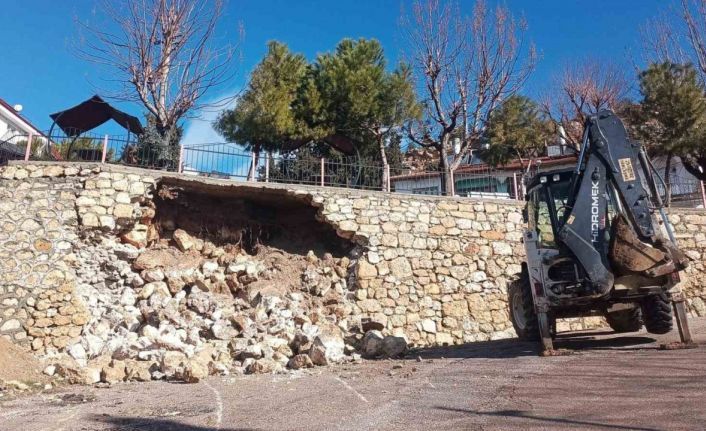 Ermenek’te seyir terasının istinat duvarı yıkıldı