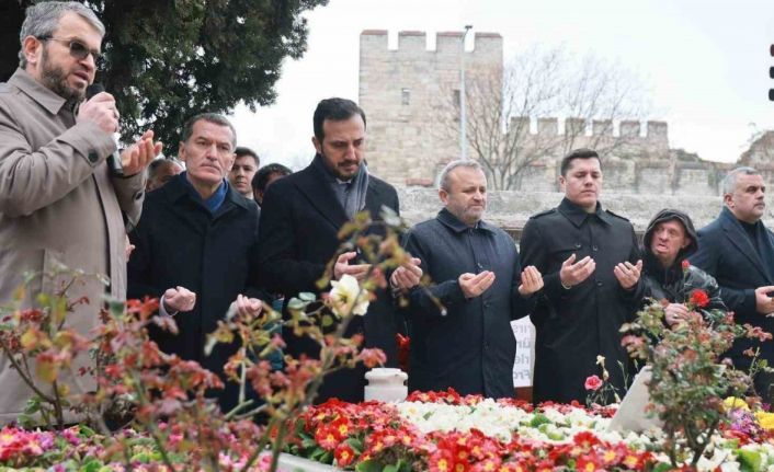 Eski Başbakan Necmettin Erbakan’ı kabri başında anıldı