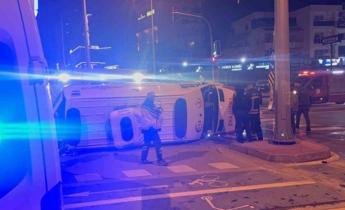 Hasta taşıyan ambulansla otomobil çarpıştı: 4 yaralı