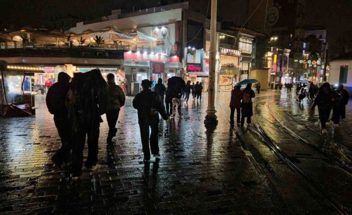 İstanbul’da sağanak yağış etkili oluyor