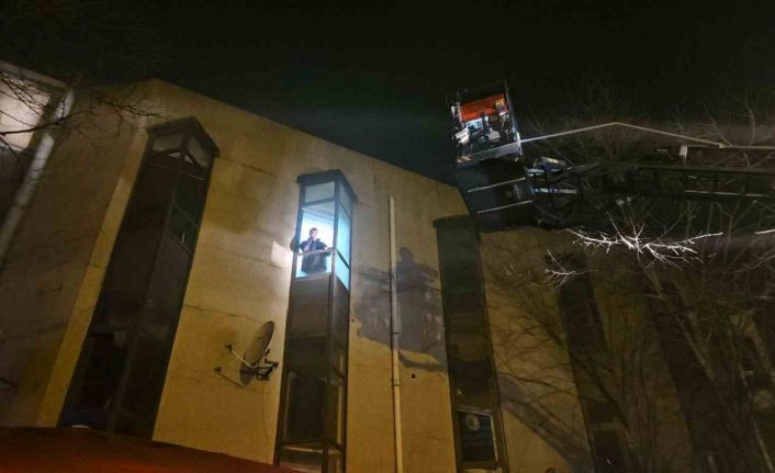 Kağıthane’de marangozhanede korkutan yangın: 11 kişi ve 1 yavru köpek kurtarıldı