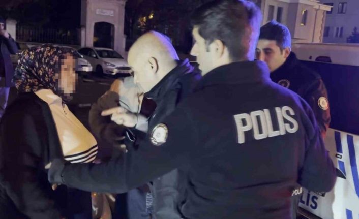 Kavga sonrası gözaltına alınan şahıs "Kapıyı kapatmayın" derken, annesi "Adam öldürmedi, çıkarın benim çocuğumu" dedi