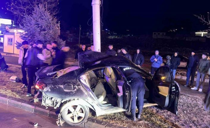 Kontrolden çıkan araç, trambüs direğine çarptı: 1 ağır yaralı