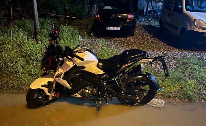 Köpeğe çarpmamak için manevra yapan motosikletin sürücüsü savrularak yaralandı