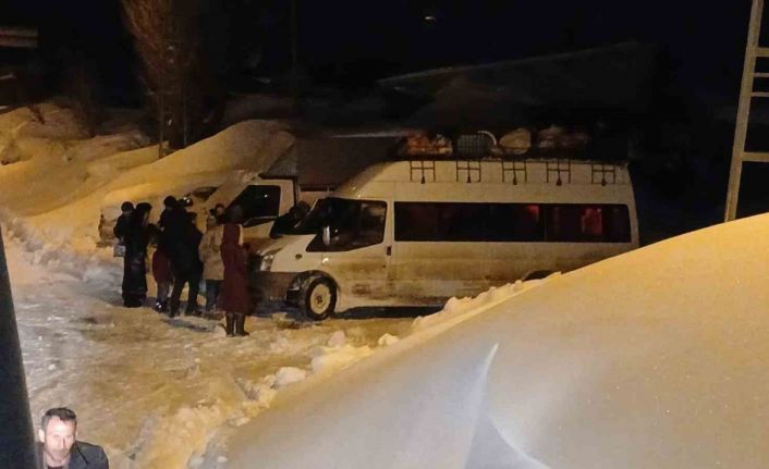 Köy yolunda mahsur kalan öğrenci servisi kurtarıldı