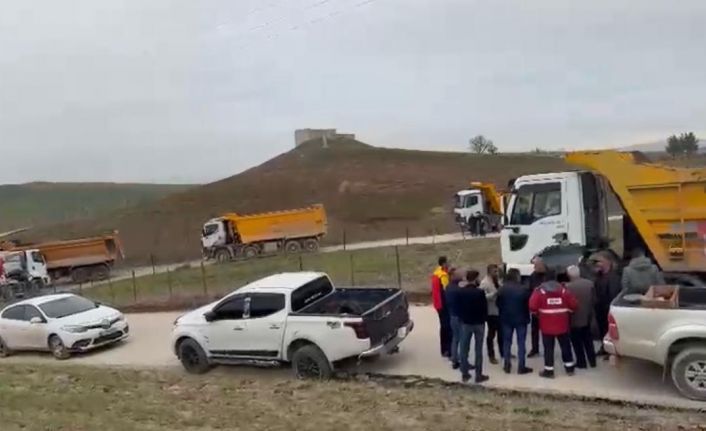 Kurtalan’da ağır tonajlı araçların geçişine tepki gösteren köylüler yolu kapattı