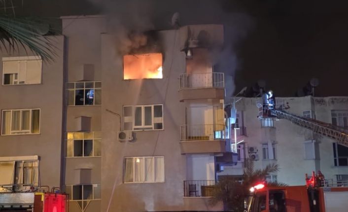 Mersin’de ev alev alev yandı