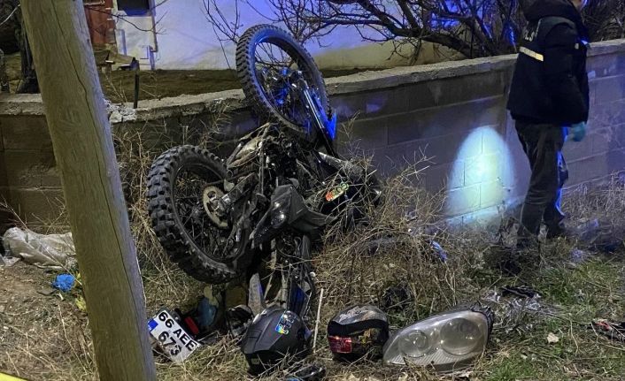 Motosiklet otomobille kafa kafaya çarpıştı: 1 ölü, 2 yaralı