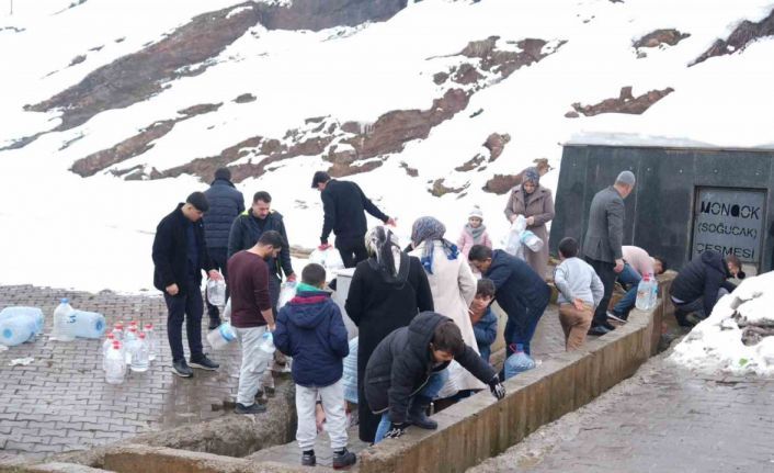 Muş’ta şebeke suyunda bakteri tespit edildi, vatandaşlar çeşmelere akın etti