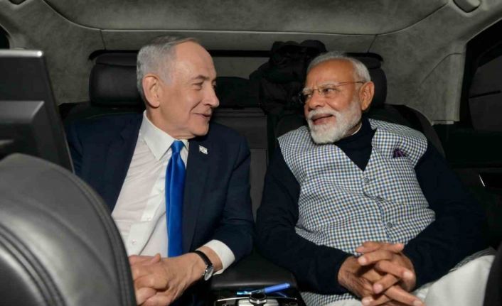 Netanyahu, Hindistan Başbakanı Modi’yi Hint kıyafeti giyerek karşıladı