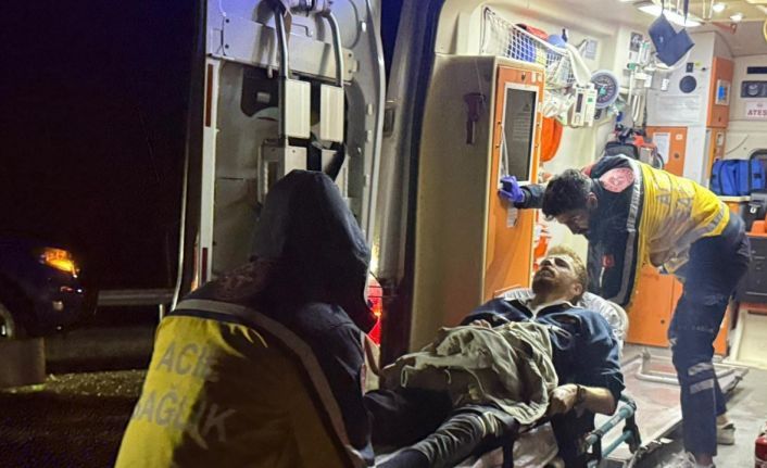 Önce refüje ardından bariyerlere çarptı: 2 yaralı