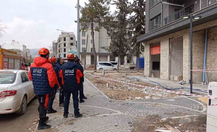 Paralarını alamadıklarını iddia eden 2 işçi binanın çatısına çıktı