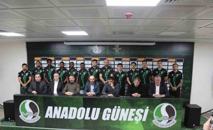 Sakaryaspor’da transferin son gününde 13 imza birden atıldı