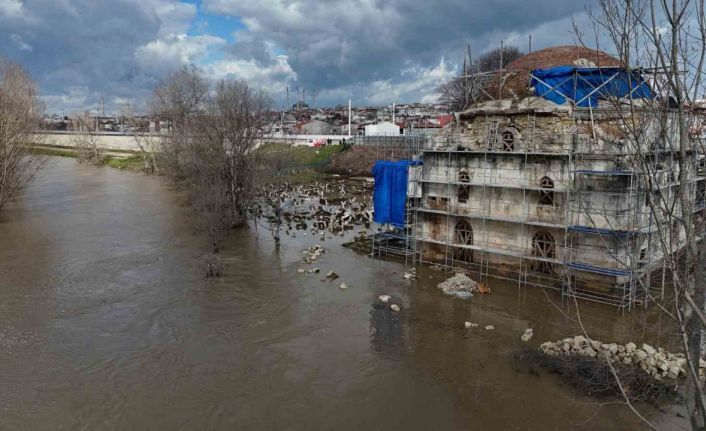 Tarihi Evliya Kasım Paşa Camii’ni taşkın suları vurdu