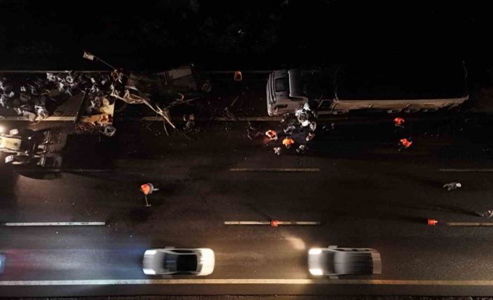 TEM’de mobilya yüklü kamyon ile tır çarpıştı: 1 yaralı