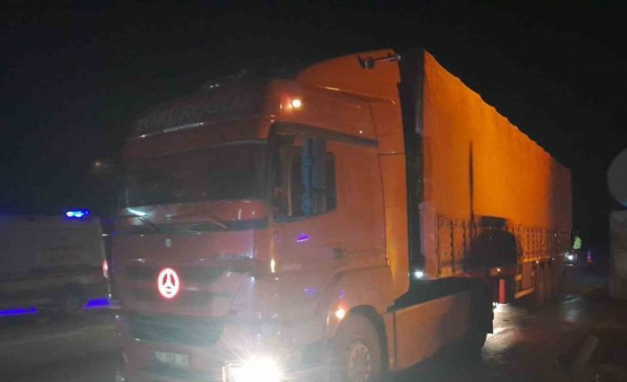 Tır ile ticari taksi çarpıştı: 1 yaralı