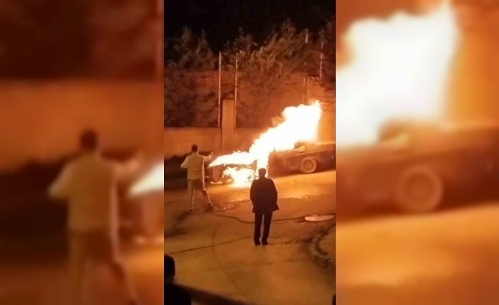 Tuzla’da park halindeki otomobil alev alev yandı