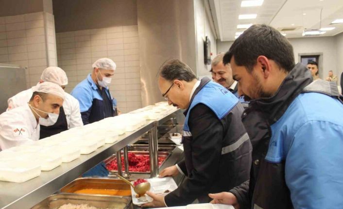 Vali Kızılkaya iftarda madencilerin sofrasında misafir oldu