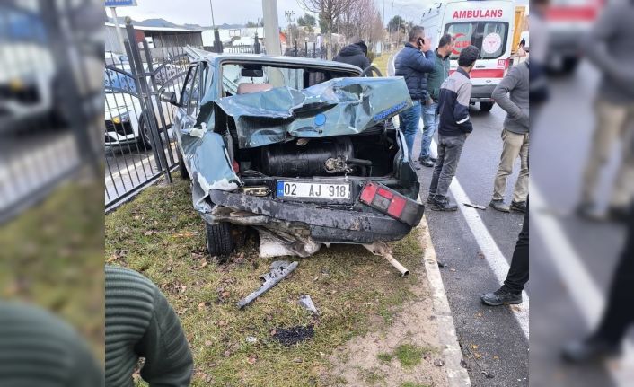 Yayaya yol vermek isterken çarpıştılar: 3 yaralı