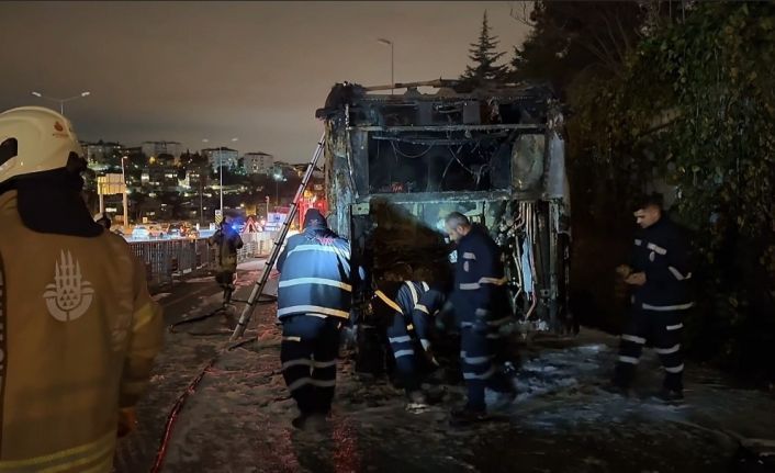15 Temmuz Şehitler Köprüsü’nde metrobüs alev alev yandı: Yolcular tahliye edildi