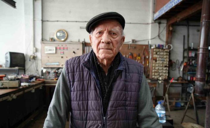 88’lik usta gençlere taş çıkarıyor