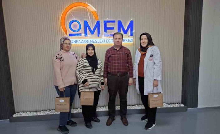 8 Mart Dünya Kadınlar Günü’nde öğretmenlerini ve çalışanlarını unutmadılar