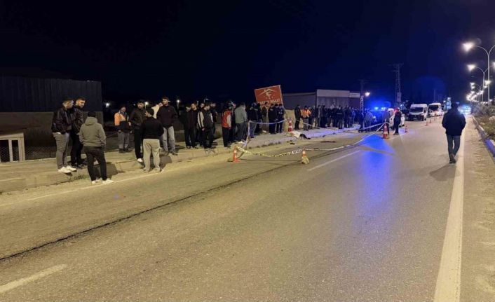 Adana’da belediye otobüsüyle çarpışan motosiklet sürücüsü genç, hayatını kaybetti