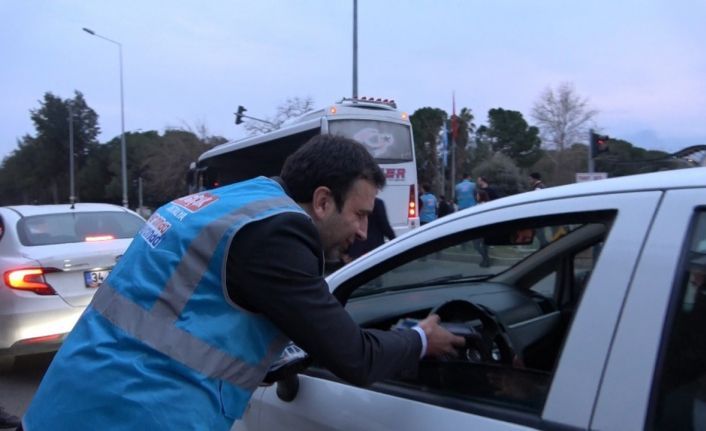 Antalya’da trafikte kalan vatandaşlara "İftara 5 Kala" sürprizi