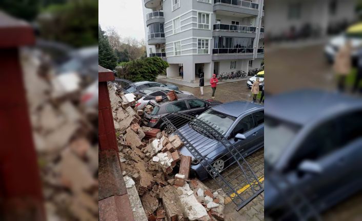 Aşırı yağış istinat duvarını yıktı: 5 araç zarar gördü