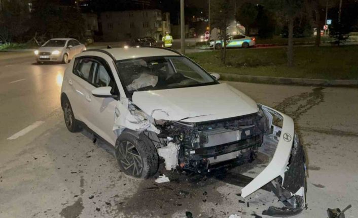 Aynı kavşakta 9 yıl sonra yine kaza yaptı: 2 yaralı