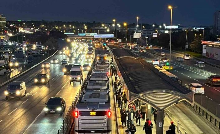 Bahçelievler’de metrobüs ayağının üstünden geçen kadın yaralandı