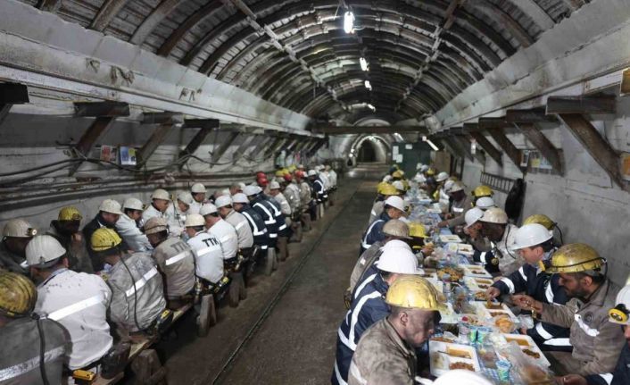 Bakan Bayraktar, madencilerle iftar yaptı