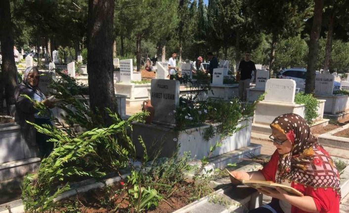Bayramın ilk günü mrzarlıklarda yoğunluk