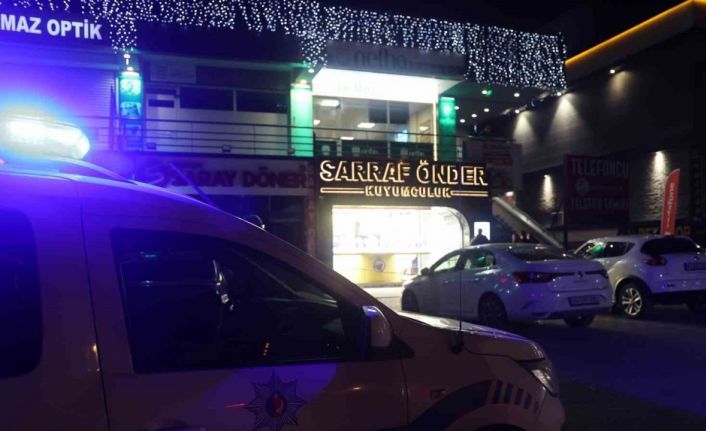 Biber gazıyla kuyumcuya giren maskeli 3 kişi, imitasyon bilezikleri çaldı