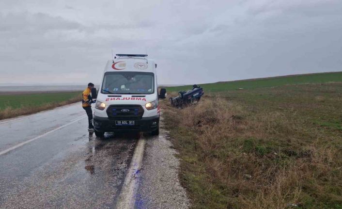 Çorum’da kayganlaşan yolda otomobil şarampole devrildi: 1 yaralı