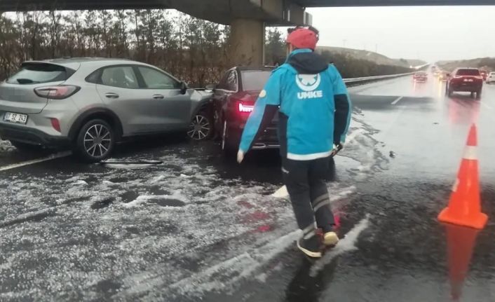 Dolu yağışı zincirleme kazaya neden oldu: 11 yaralı