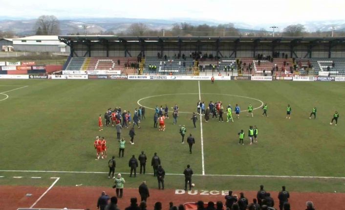 Düzcespor - Sebat Gençlikspor maçı sonrası saha karıştı