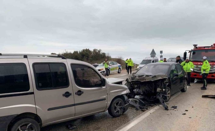 Eğirdir’de 3 aracın karıştığı kazada 8 kişi yaralandı