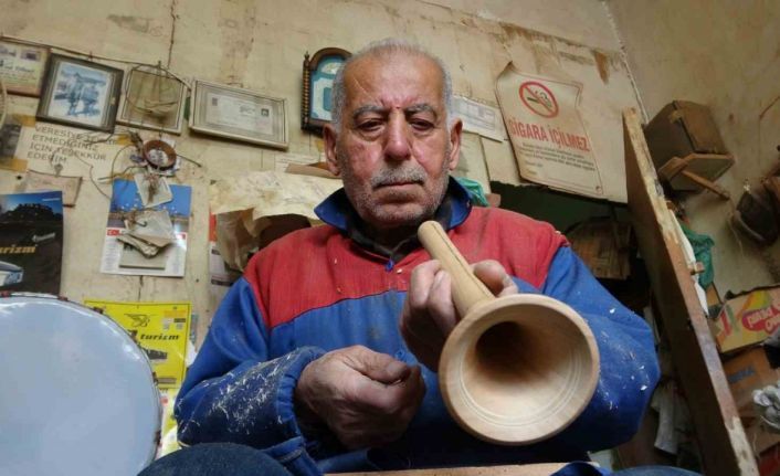 Eğlencelerin simgesi zurnayı 55 yıldır ağaçlara şekil vererek üretiyor