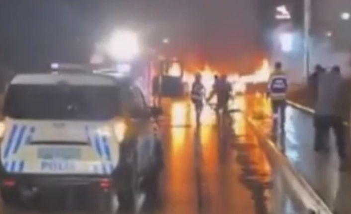 Gaziantep’te çarpışan iki otomobil alev topuna döndü